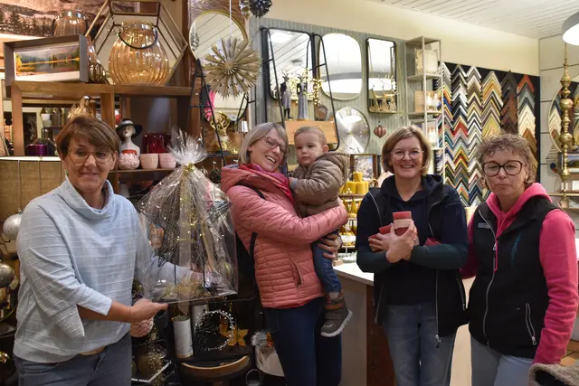 Weihnachtseinkauf in Scheibbs: Kundin Barbara Wurzer-Ramsauer (2.v.l.) mit Benedikt Wurzer bei den "RahmenDamen" Gisela Resel, Monika Hörhan und Alexandra Pfeiffer | Foto: Roland Mayr/MeinBezirk Scheibbs