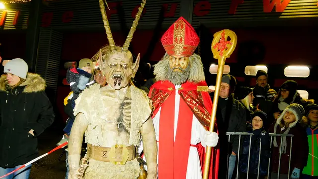 Der Nikolaus und seine Engelchen verteilten gemeinsam mit den Krampussen kleine Geschenke an die glücklichen Kinder. | Foto: Black Cat Foto