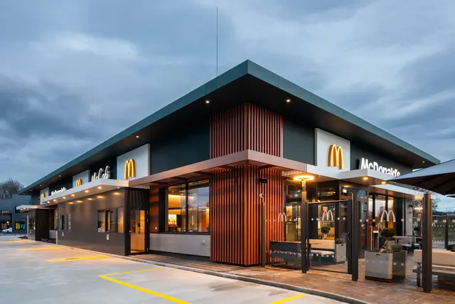 Der Standort setzt auf modernes Design, digitale Services sowie nachhaltige Gebäudestandards und schafft rund 50 neue Arbeitsplätze in der Region. | Foto: McDonald’s Österreich