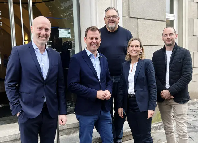Das erste Wohnbauprojekt des Steirischen Siedlungswerks (STSW) entsteht in Leibnitz (v.l.): Harald Brandstetter, STSW-Geschäftsführer, Daniel Kos, Bürgermeister von Leibnitz, Michael Paulitsch, Bauamtsleiter von Leibnitz, Birgit Leinich, STSW-Geschäftsführerin, Martin Fuchs, STSW-Projektleiter Neubautechnik | Foto: STSW