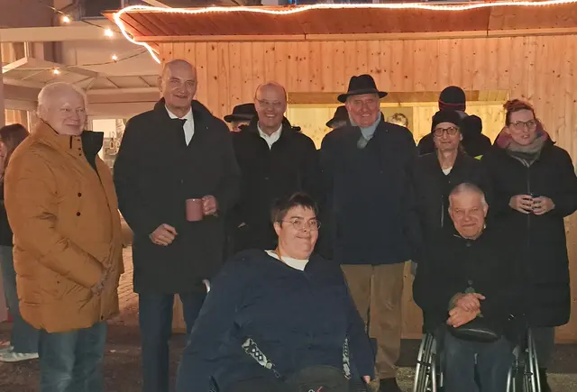 Sozial-Landesrat Christian Dörfel beim Glühweintrinken mit Mitgliedern der Geschäftsführung, des Aufsichtsrates und der Bewohnervertretung von Assista in Altenhof.



 | Foto: Assista