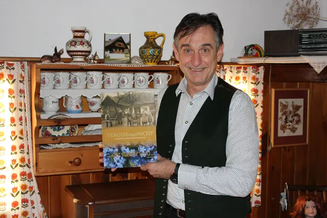 Mit Stolz präsentiert Karl Oswald seinen 20. Buchband. | Foto: Oswald