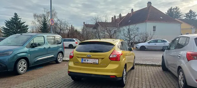 Tatort Parkplatz. Die Lenkerin des gelben Ford nutzte zwei Parkplätze. | Foto: Name d. Fotografen d. Red. bekannt