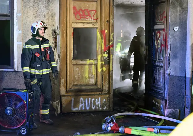 Die Berufsfeuerwehr musste am Montagabend zu einem fordernden Einsatz nach Hernals ausrücken. | Foto: Stadt Wien/Feuerwehr