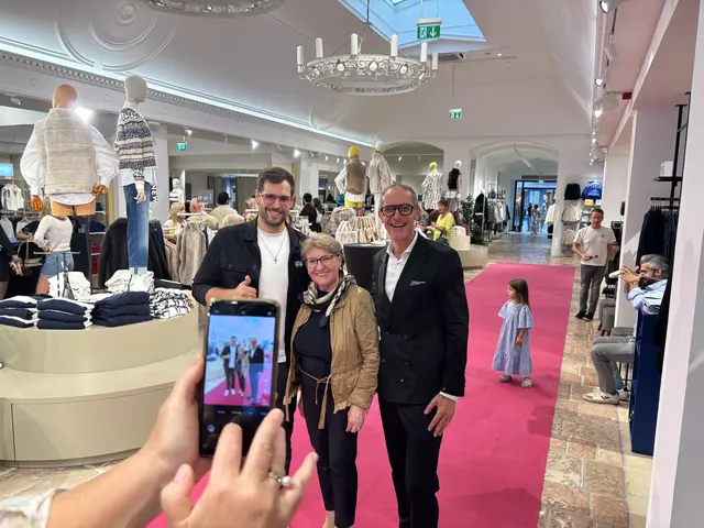 Die Modenschau im Kleiderbauer zieht immer Besucher in ihren Bann: Modehaus-Leiter Albin Schauer (r.) begrüßte auch ÖVP-Vizebürgermeisterin Erika Buchinger. | Foto: Zezula