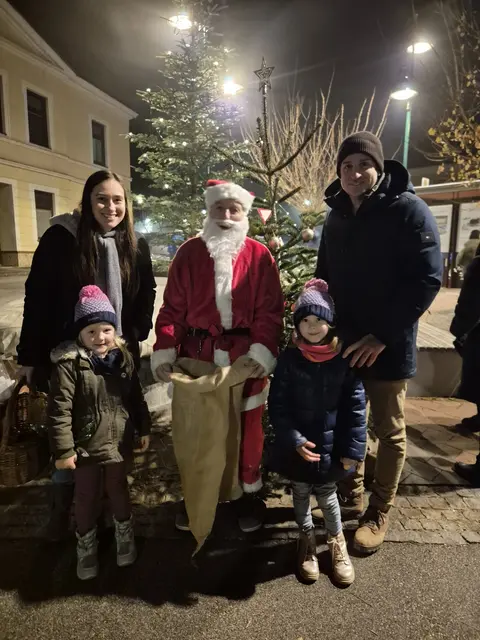 GR Viktoria Förstl, Weihnachtsmann Leopold Thurner und GR Christian Ponweiser mit Nora und Sophie (in Frohsdorf)

 | Foto: Marktgemenide Lanzenkirchen/VP