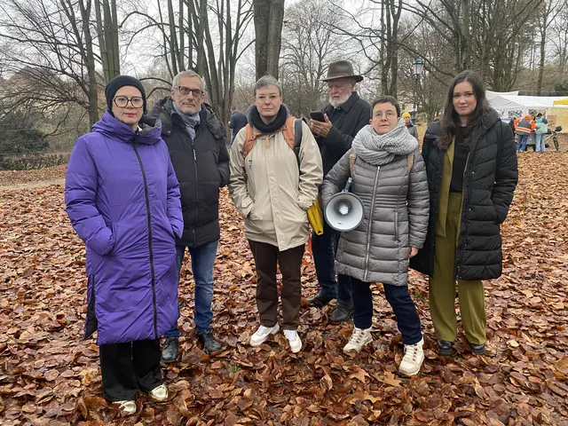 Von links: Grünen-Stadträtin Eva Schobesberger, ehemaliger Leiter des Botanischen Gartens, Fritz Schwarz, Evi Gmach (Büro Schobesberger), Günther Eberhardt (Baumrettungsinitiative) sowie Aktivistinnen vom "Klimacamp Linz" versuchen die Baumfällungen in letzter Minute zu verhindern. | Foto: Weninger/privat
