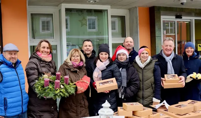 Beim Adventbasar konnte Anita Haimburger (5.vo.li) auch Johann Weber, Daniel Wrießnig, Manfred Daniel ,Johann Rigelnik und viele weitere Gäste begrüßen. | Foto: Privat