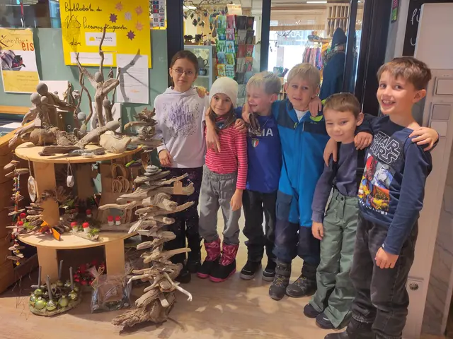 Die selbstgebastelten Schwemmholzobjekte können im Bauernladen Reutte erworben werden. Der Erlös kommt der Kinderkrebshilfe Tirol und Vorarlberg zugute. | Foto: VS Pinswang