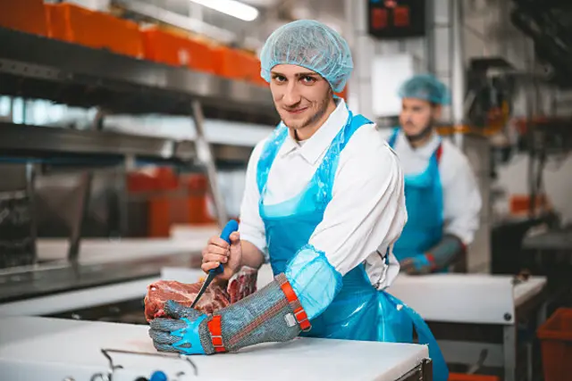 Gregor Fries sicherte sich beim österreichweiten Lehrlingswettbewerb Austrian Skills den zweiten Platz im Lehrberuf Fleischverarbeiter. | Foto: SPAR/David Schreiber