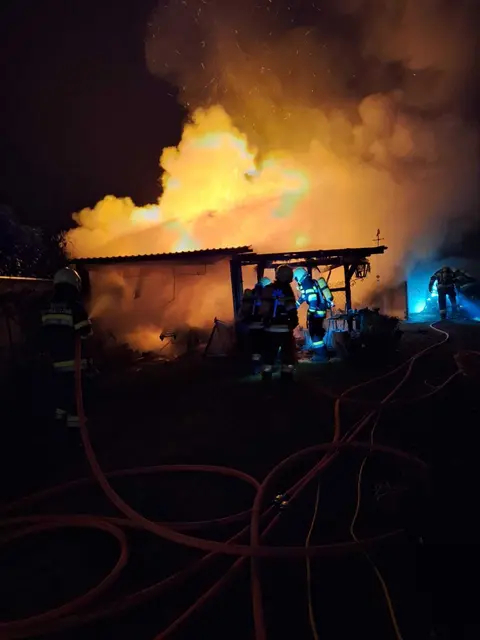 Starker Rauch über dem vollständig ausgebrannten Garagenobjekt. | Foto: FF Deutschkreutz-Girm
