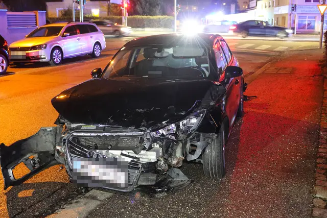 Komplett demoliert: Ein Audi und ein BMW stoßen auf einer Kreuzung auf der Salzburgerstraße in Wels zusammen. | Foto: laumat.at