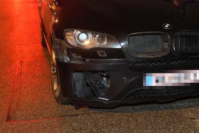 Komplett demoliert: Ein Audi und ein BMW stoßen auf einer Kreuzung auf der Salzburgerstraße in Wels zusammen. | Foto: laumat.at