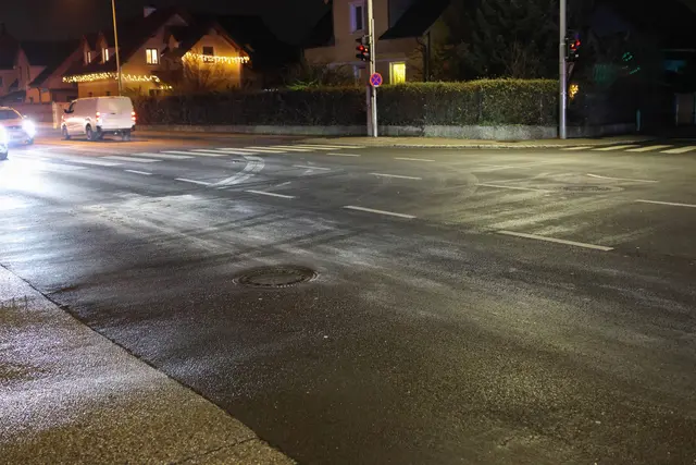 Komplett demoliert: Ein Audi und ein BMW stoßen auf einer Kreuzung auf der Salzburgerstraße in Wels zusammen. | Foto: laumat.at