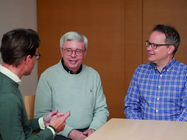 Pater Josef Maureder (M.) und Pater Sebastian Maly (r.) im Gespräch mit Georg Nuhsbaumer (l.) vom Kardinal König Haus. | Foto: Kardinal König Haus