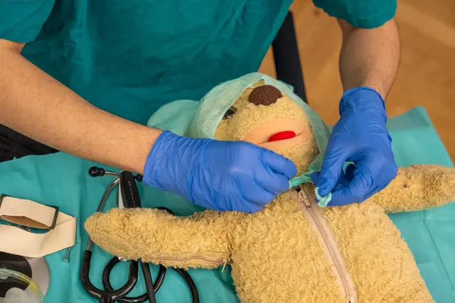 Das Teddybär-Krankenhaus in Wien öffnete zum 22. Mal seine Türen. Das Ziel: Kindern spielerisch die Angst vor Spital und Arzt zu nehmen. | Foto: Valentina Marinelić/MeinBezirk