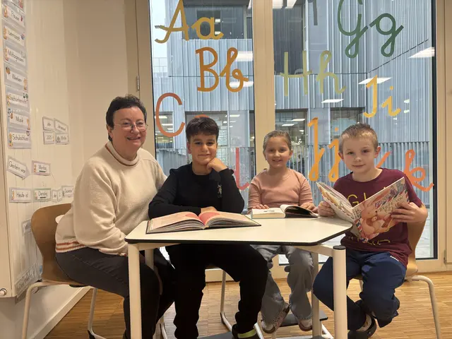 Ursula Kloucek mit drei ihrer Schüler (v. l.) Roshan, Esma und Finn in der Volksschule Längenfeldgasse. | Foto: Scheiber/MeinBezirk