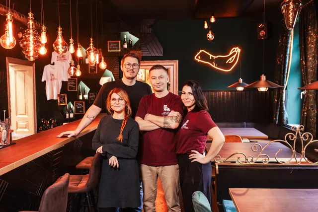 Bianca Palmetzhofer, Daniel Schalhas, Elvis und Mirnesa Parić  eröffnen mit Elvis Pizzazz einen neuen Pizza-Hotspot in Amstetten. | Foto: inShot / Daniel Schalhas