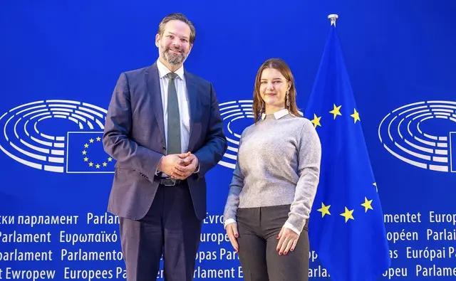 Der österreichische Europaabgeordnete Lukas Mandl veranstaltet jährlich im Herbst die Straßburger Diskurstage. Die Perger Studentin Marie Weber nahm daran teil. | Foto: Stavros Tzovaras/EP