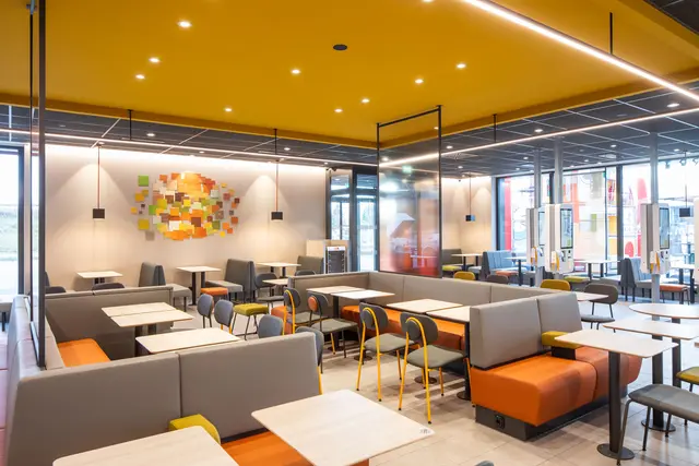 Holz, Metall und Glas prägen das Interieur und schaffen ein freundliches Ambiente. | Foto: McDonald’s Österreich