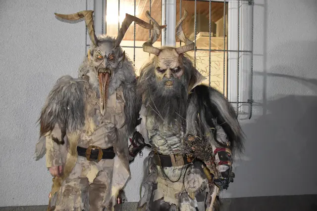 Zwei Krampusse und ihren Kollegen machten Badersdorf "unsicher" | Foto: MeinBezirk/Michael Strini