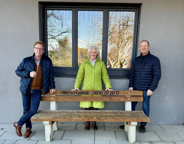 Bürgermeister Werner Höfler, Gemeinderätin Sylvia Reitbauer und Vizebürgermeister Klaus Strobl (v. l.) mit der Bank, wo im Zeichen der 16 Tage gegen Gewalt an Frauen die Gewaltschutz-Hotline aufgeschrieben wurde. | Foto: Gemeinde Hofstätten an der Raab