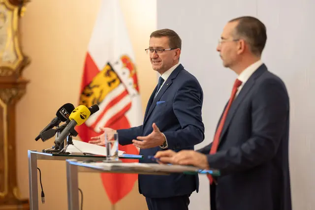 Wirtschafts-Landesrat Markus Achleitner und Teodoro D. Cocca, Johannes Kepler Universität Linz.

  | Foto: Land OÖ/Lina Spenlingwimmer