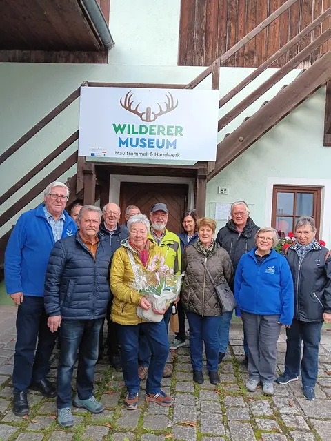 Am 30. Oktober konnte Obmann Fritz Kammerhuber  (links) einen besonderen Meilenstein feiern und Besucherin Nummer 2.300 willkommen heißen. | Foto: Wilderermuseum Molln