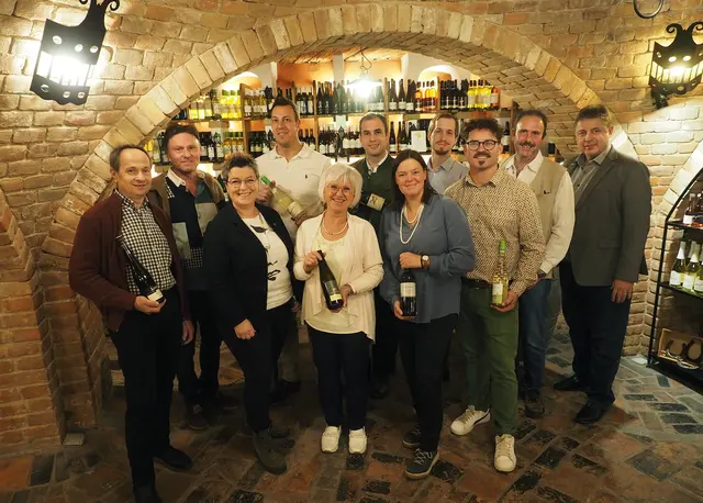 v.lin.re.: Franz Leopold, Martin Spielauer, GF Susanne Höllerer, Klaus Burgstaller, Anna Aichinger, Markus Deim, Silvia Kollndorfer, Andreas Leopold, Reinhard Eisenbock und BGM Alois Nabe | Foto: Norbert Stadler