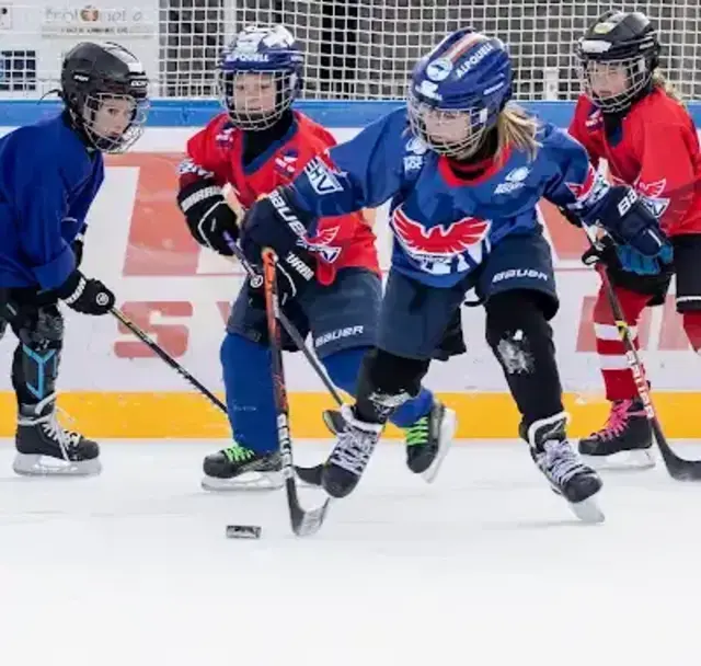 Die U9 Learn-to-Play Spieler mit spannenden Zweikämpfen | Foto: Yael Benedik
