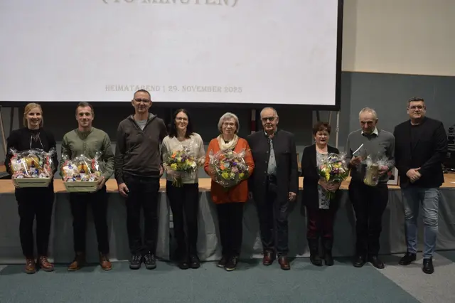 Die Geehrten: Geehrten: Elisabeth Reisinger, Roland Mayrhofer, Lothar Rothberger mit Gattin, Rosemarie Kepplinger mit Begleitung, Johann Kepplinger mit Gattin und Bürgermeister Felix Grubich. | Foto: Gemeinde Peilstein