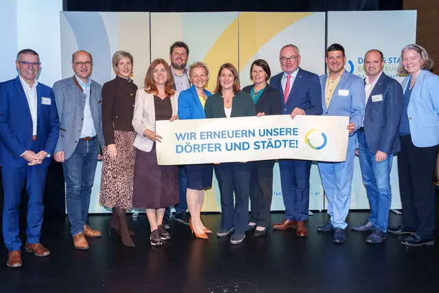 Manfred Schulz, Gemeindebund-Präs. Johannes Pressl, Bezirkshauptfrau von Hollabrunn Claudia Pfeiler-Blach, NR Angelika Baumgartner, Bürgermeister von Pillichsdorf Florian Faber, Regina Bauer-Engelbrecht von der Dorf und Stadterneuerung, Dorferneuerungsverein-Obfrau von Haslach Jolanta Penninger, Obfrau Maria Forstner, LH-Stv. Stephan Pernkopf, Wolkersdorfs Bürgermeister Dominic Litzka, Labg Rene Zonschitz und Bezirkshauptfrau von Mistelbach Gerlinde Draxler. | Foto: Bollwein