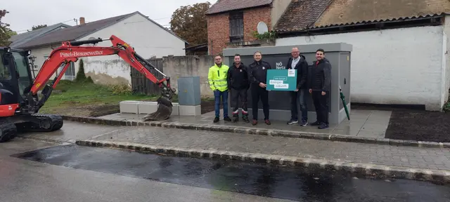 Bauleiter Pittel &amp; Brausewetter Markus Hofmeister, Netz NÖ Techniker Andreas Graf, Netz NÖ Leiter Service Center Mistelbach Ronald Brechelmacher, Bürgermeister Herwig Graf, Netz NÖ Projektleiter Manfred Fröschl.  | Foto: NÖ Netz