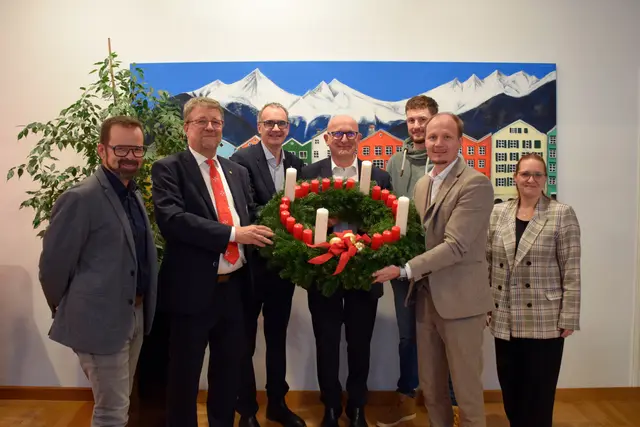 Adventskranzübergabe an die Stadt Innsbruck: v.l.n.r.: Stephan Mader (GF Diakoniewerk Tirol), Erich Pechlaner (Präsidiumsbeauftragter Johanniter Tirol), Olivier Dantine (Superintendent Salzburg und Tirol), Franz Bittersam (GF Johanniter Tirol), Stefan Gartlacher (Diakonischer Verein Tirol), BM Johannes Anzengruber, Saskia Buiting-Dietachmayr (Regionalvertretung Diakonie Flüchtlingsdienst). | Foto: Johanniter