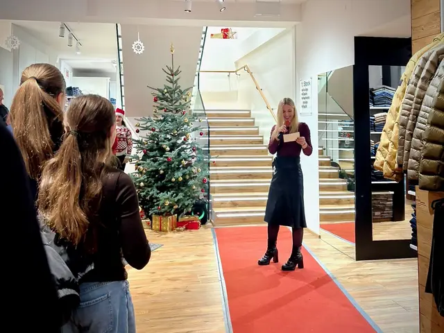 Sandra Durlacher-Laschober führte durch die Modenschau. | Foto: Modehaus Laschober