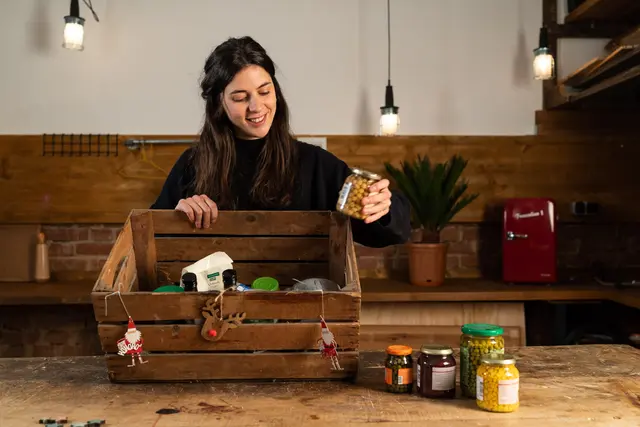 Anstatt täglich ein Türchen im Adventkalender zu öffnen und etwas herauszunehmen, wird für jeden Tag im Advent eine Spende, wie Nudeln, Duschgel oder Süßigkeiten für Kinder, in die Kiste hineingelegt. | Foto: cornucopia