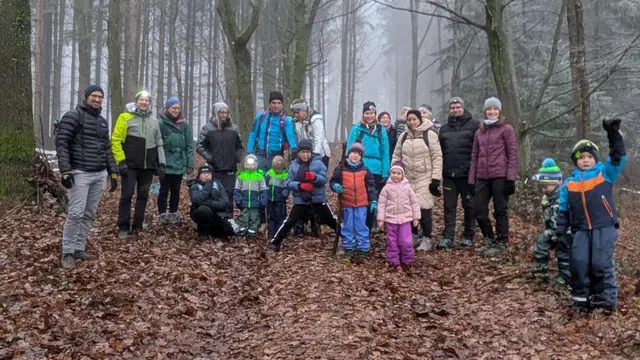 Familienwanderung: Die leuchtenden Laternen im Nebel erinnerten daran, wie schön es ist, gemeinsam unterwegs zu sein. | Foto: Alpenverein Enns