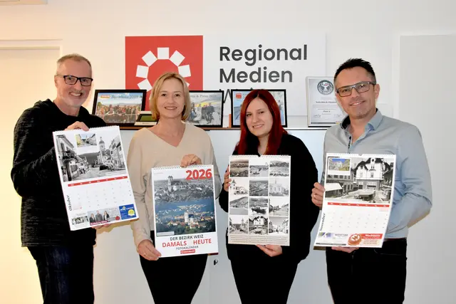 Der neue Fotokalender vom MeinBezirk Weiz. Am Bild v. li.: Peter Jäkel, Monika Wilfurth, Leonie Herrmann und Helmut Riedl. | Foto: MeinBezirk