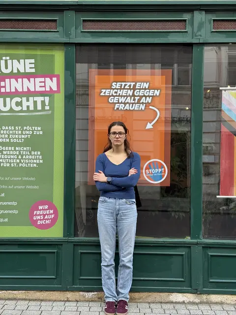 Fotospot vor der Auslagescheibe der Grünen in der Wiener Straße 35: Hier kann man (auch ganz ohne Parteilogo im Hintergrund) ein Foto machen, auf den eigenen Social-Media-Kanälen posten und so ein starkes Zeichen setzen kann.  | Foto: Die Grünen