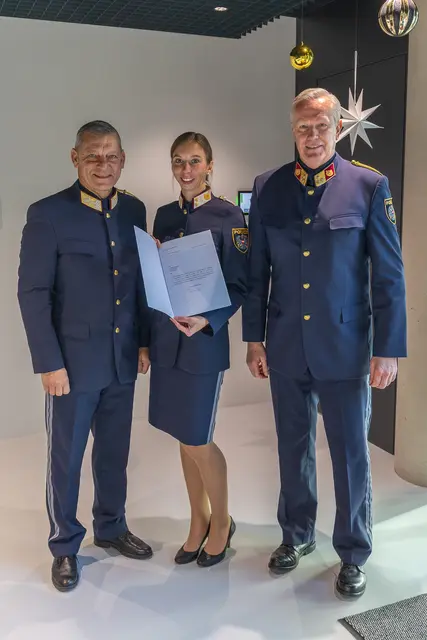 v.l.: Landespolizeidirektor Helmut Tomac, die neue Inspektionskommandantin der PI Zirl Alexandra Ölböck und der Bezirkspolizeikommandant des Bezirkes Innsbruck Land Gerhard Niederwieser. | Foto: LPD Tirol, Huter Stephan