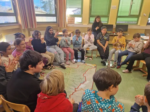 Die Kinder erzeugen Wärmeenergie, indem sie ihre Hände aneinanderreiben und erfahren so am eigenen Leib, wie Energieumwandlung funktioniert. | Foto:  Christina Gillhofer