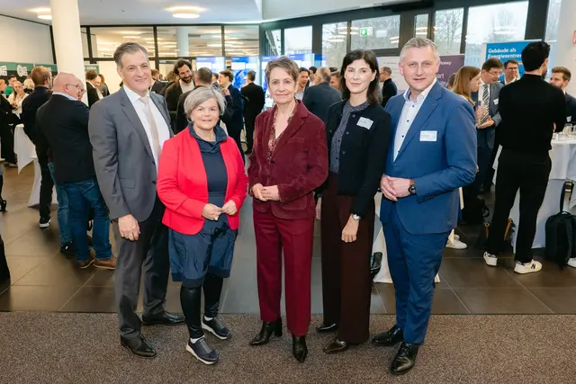 Diskutierten die wirtschaftliche Zukunft Kärntens: Thomas Welser, Ruth Feistritzer, Sabine Herlitschka, Beate El-Chichakli, Reinhold Binder (von links) | Foto: Plattform Industrie 4.0 Österreich / Stefan Reichmann