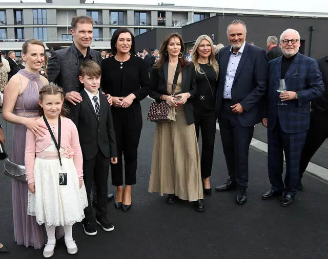 LH Hans Peter Doskozil mit Lebensgefährtin Julia Jurtschak bei der Eröffnung 2022 mit der Familie Scheiblhofer. | Foto: LMS Burgenland
