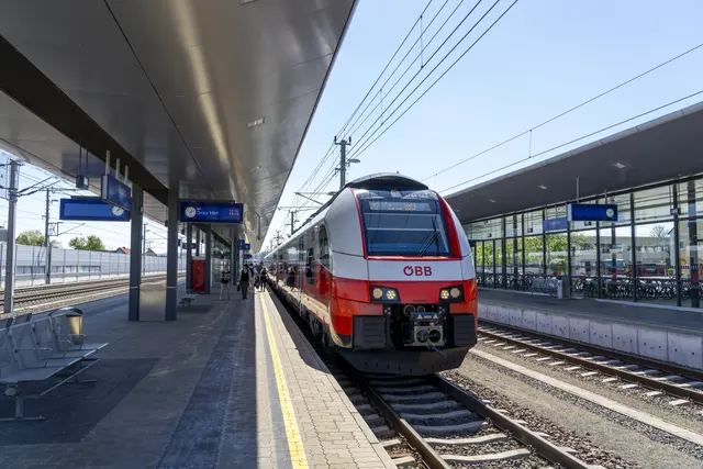 Achtung: Ab 14. Dezember 2025 ist ein anderer Bahnsteig zu benutzen, wenn man Richtung Leibnitz oder Bruck/Mur fahren will.  | Foto: ÖBB/Chris Zenz