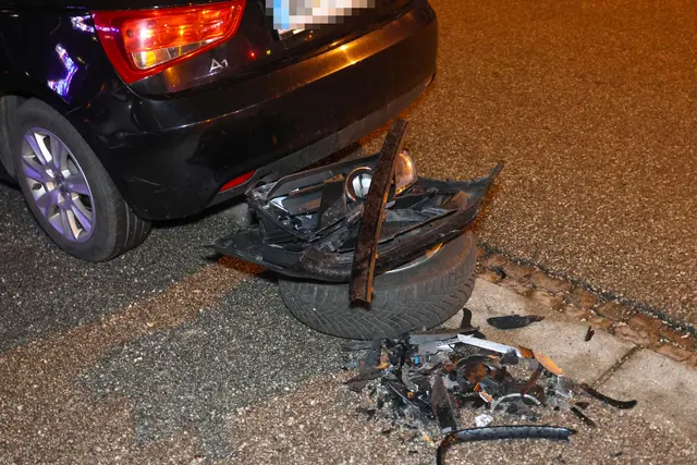 Komplett demoliert: Ein Audi und ein BMW stoßen auf einer Kreuzung auf der Salzburgerstraße in Wels zusammen. | Foto: laumat.at