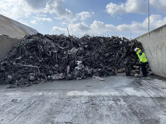 Metall wird mithilfe eines Magneten ausgesiebt und getrennt verwertet. | Foto: Victoria Edlinger