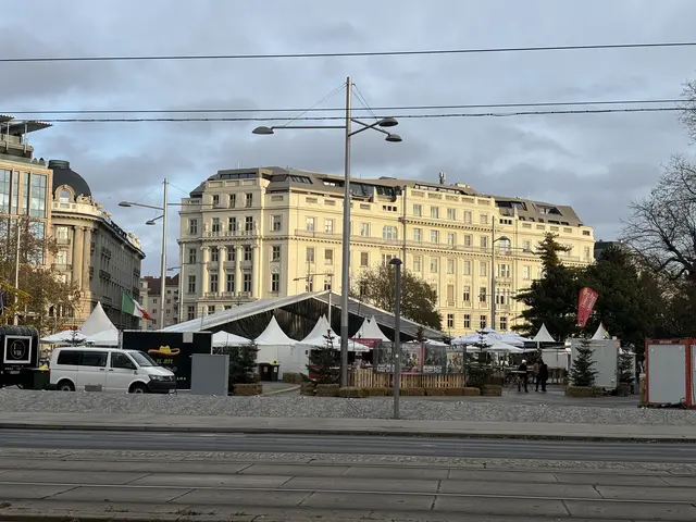 Wenn es dir auf den Christkindlmärkten Wiens zu viel weihnachtet, dann bis du vielleicht am Schwarzenbergplatz richtig. Der Betreiber dort verspricht, der Markt sei der unweihnachtlichste ganz Wiens.  | Foto: Luca Arztmann/MeinBezirk