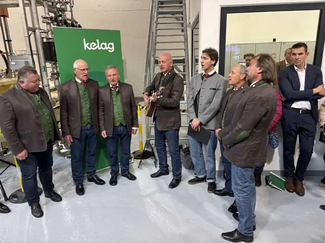 Markus beim Auftritt mit der Kelag Sängerrunde bei der Eröffnung des neuen Kraftwerks in Arriach. | Foto: Birgit Gehrke 