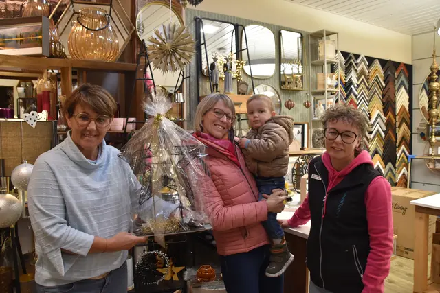 Weihnachtseinkauf in Scheibbs: Kundin Barbara Wurzer-Ramsauer (M.) mit Benedikt Wurzer bei den "RahmenDamen" Gisela Resel und Alexandra Pfeiffer | Foto: Roland Mayr/MeinBezirk Scheibbs