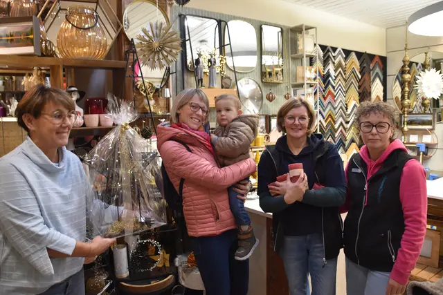 Weihnachtseinkauf in Scheibbs: Kundin Barbara Wurzer-Ramsauer (2.v.l.) mit Benedikt Wurzer bei den "RahmenDamen" Gisela Resel, Monika Hörhan und Alexandra Pfeiffer | Foto: Roland Mayr/MeinBezirk Scheibbs